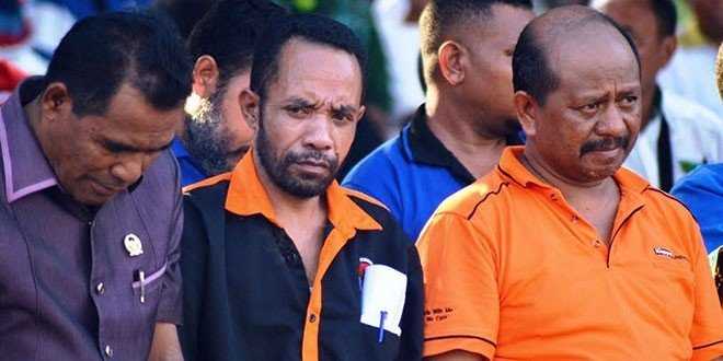 Foto : Piter Payong, Ketua KPU Lembata (Tengah) (foto:sandro)