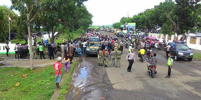 Foto : Aksi Damai massa Paket TITEN, saat sedang terjadi rapat pleno KPU Lembata, 22 Februari 2017.(foto:sandro)