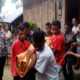 Jenasah Maria Yustina Toni, saat digotong untuk dibawah ke rumah sakit (foto:sandro)