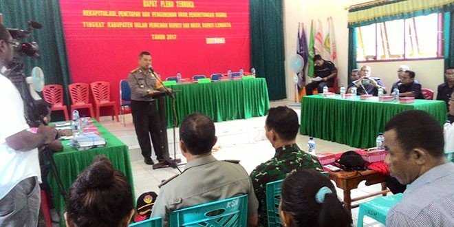 Kapolres Lembata, Arsdo Simatupang saat memberikan sambutan dalam rapat pleno rekapitulasi di KPU Lembata. (Foto:sandro)