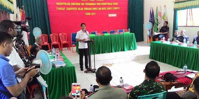 Penjabat Bupati Lembata, Piter Manuk saat membawakan sambutan di acara seremonial pembukaan rapat pleno perhitungan tingkat Kabupaten Lembata di kantor KPU Lembata (foto:sandro)