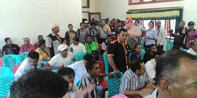 Foto : Pihak keamanan saat sedang mengamankan situasi dalam ruangan aula Kantor KPU Lembata(foto:sandro)