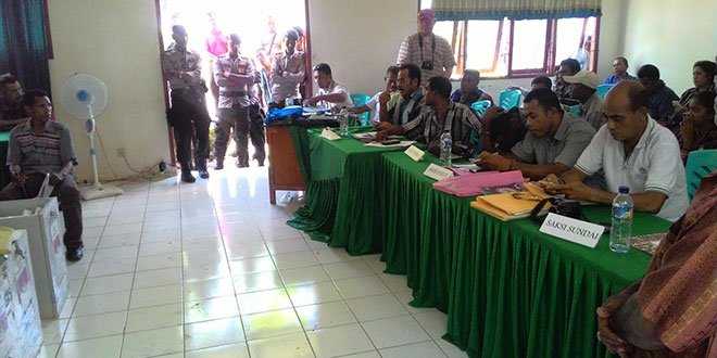 Suasana rapat pleno perhitungan hasil pilkada Lembata di kantor KPU Lembata. Tampak para saksi pasangan calon (foto:sandro)