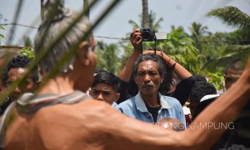 GERBANG GADING DAN PATUNG ORANG TUA SUKU LAMAWURAN REDONTENA