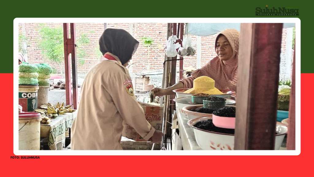 Pramuka Ajak Warga Lembata Bantu Korban Gempa Flores Sambil Bersih Bersih Pasar TPI